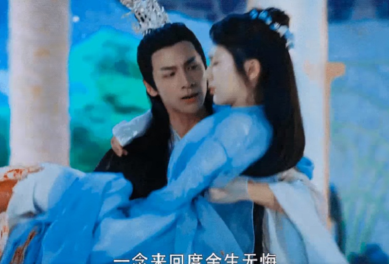 Dù thường xuyên khiến khán giả lo lắng về ngoại hình gầy gò nhưng khi đóng Hương Mật Tựa Sương Khói, La Vân Hi vẫn có màn bế công chúa rất nhẹ nhàng, tình cảm với Dương Tử. Đừng ai chê anh gầy không bế nổi bạn diễn nữa nhé!