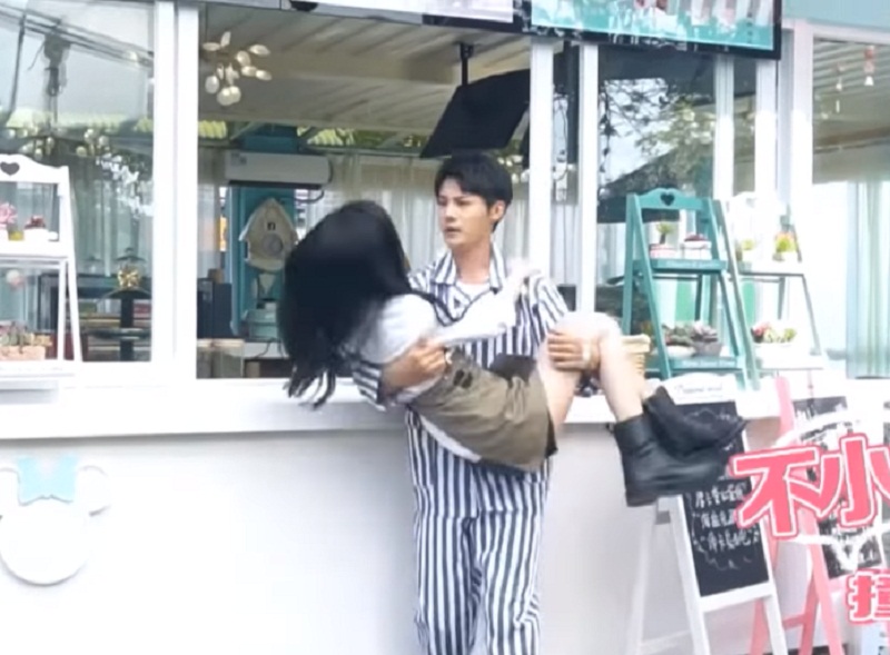 Cảnh bế không tốn chút sức nào của Trịnh Nghiệp Thành và Cúc Tịnh Y. Mặc dù Cúc Tịnh Y nhẹ cân nhưng thấy Trịnh Nghiệp Thành nhấc bổng cô nàng rồi chạy đi phăm phăm như vậy cũng thật đáng ngưỡng mộ. Chắc hẳn các cô gái khi thấy cảnh này đều ao ước mình sẽ nhẹ cân một chút để trải nghiệm cảm giác đó.