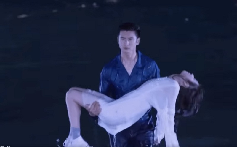 Cặp Trương Vân Long - Lý Khải Hinh cũng có cảnh bế công chúa cực xịn trong phim Thần Poseidon Của Tôi. Ngoài phản ứng hóa học mà cặp đôi có được, netizen còn soi kỹ đôi chân dài, đẹp nuột nà của Lý Khải Hinh.