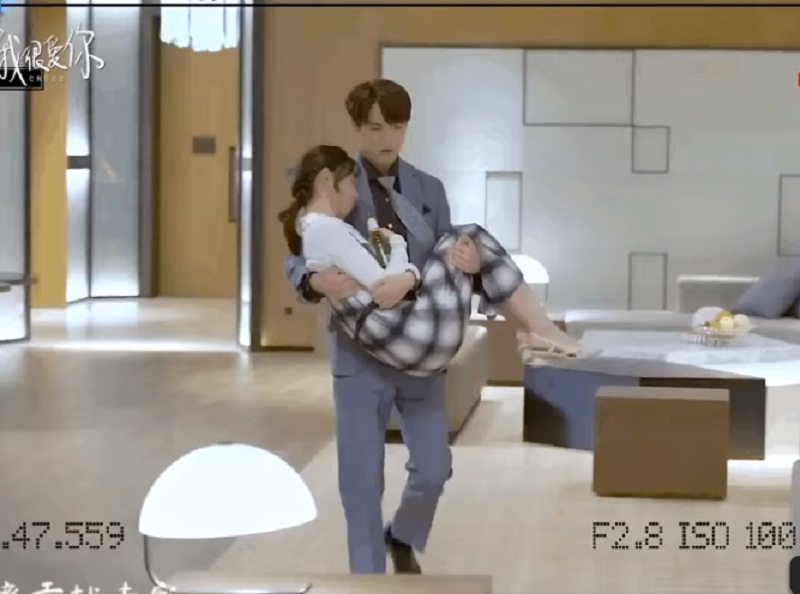 Trong Hóa Ra Em Rất Yêu Anh, Lâm Ngạn Tuấn có lẽ đã bế Vạn Bằng mòn tay. Ở trên phim, cảnh bế công chúa của cặp đôi trông nhẹ nhàng, đáng yêu là vậy nhưng xem cảnh hậu trường mới biết để bế nàng không đơn giản.