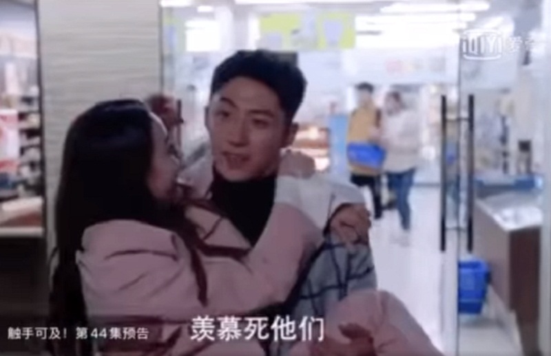 Trong Cbiz, Địch Lệ Nhiệt Ba không phải nhóm sao nữ có vóc dáng nhỏ bé vì vậy, các sao nam phải rất vất vả khi diễn cảnh bế công chúa với cô nàng. Tuy nhiên, trong cảnh bế này, Nhiệt Ba trông lại vô cùng nhỏ bé trước Hoàng Cảnh Du. Hai người ân ân, ái ái thật đẹp đôi.