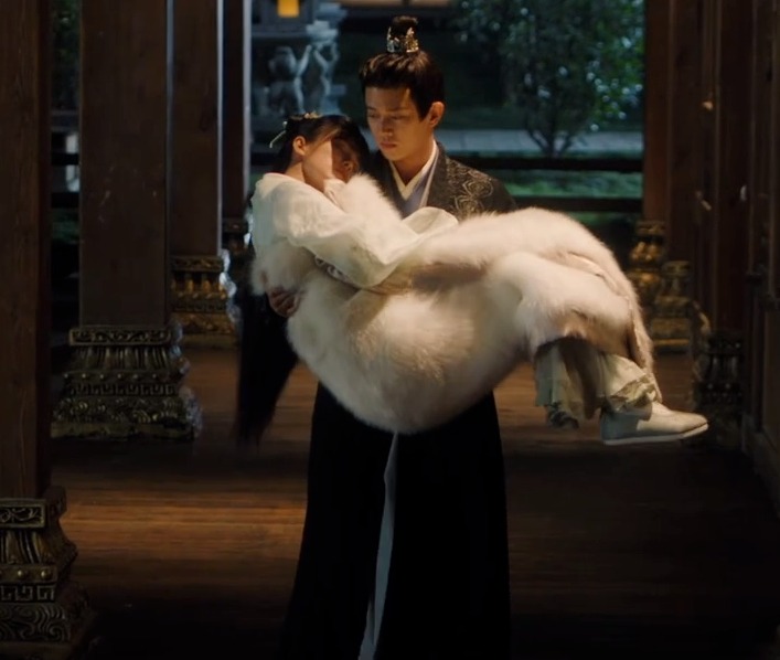 Bàn về cảnh bế công chúa trong phim Hoa ngữ không thể thiếu Nhậm Gia Luân. Mới đây, trong Châu Sinh Như Cố, anh đã có màn bế công chúa vô cùng tình cảm dành cho Bạch Lộc.