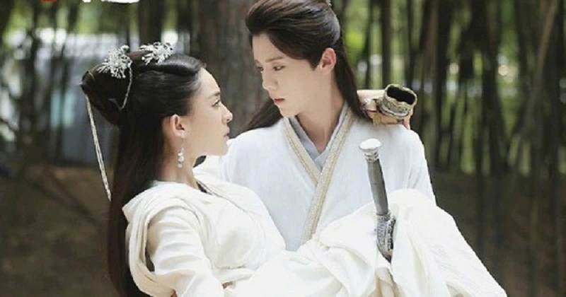 Mặc dù thân hình hơi 'mi nhon' và thường xuyên bị gắn mác ẻo lả nhưng Lộc Hàm lại dễ dàng bế xốc Cổ Lực Na Trát rồi quay vài vòng trong Trạch Thiên Ký. Fan Lộc Hàm hỉ hả 'đừng xem mặt mà bắt hình rong', anh chàng rất khỏe, có thể bế được cả Thái Tử Khôn.