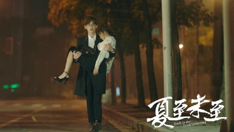 Cảnh bế công chúa của Bạch Kính Đình và Trịnh Hợp Huệ Tử trong Hạ Chí Chưa Tới khiến khán giả thấy đẹp kinh điển. Dù là cặp phụ nhưng hai anh chị thậm chí còn được fan yêu mến và đẩy thuyền hơn cả cặp chính.