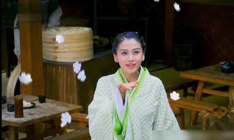 Nếu màn múa của Dương Dung trong mưa hoa quyến rũ và kiêu sa thì của Angela Baby trong cùng bộ phim cũng không kém phần hoa lệ. Hình dáng cánh hoa trong mưa tương đối nhỏ và tươi tắn. Tuy nhiên, khán giả dễ dàng nhận ra đó là những cánh hoa giả mà không cần soi kỹ.