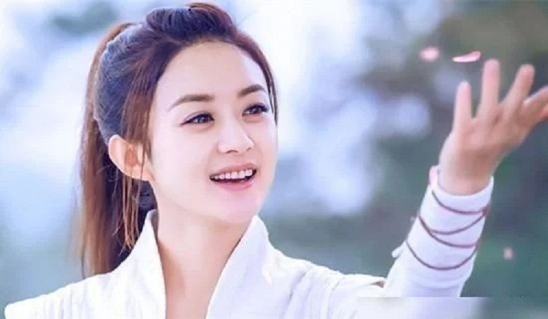 Trong Sở Kiều Truyện, Triệu Lệ Dĩnh cũng có cảnh quay dưới mưa hoa. Nhân vật của cô nàng mặc trang phục trắng, cột tóc đuôi ngựa cao, đưa tay đón lấy cánh hoa, mỉm cười xinh đẹp còn ánh mắt lấp lánh không rời. Triệu Lệ Dĩnh dưới màn mưa hoa hồng quả thực đẹp động lòng người.