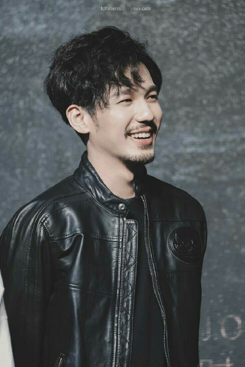 Bạch Vũ để râu như một người đàn ông đứng tuổi. Bạch Vũ để râu như một người đàn ông đứng tuổi.