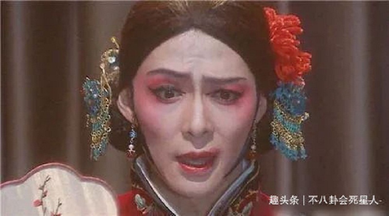Khi trang điểm đậm, dấu hiệu thời gian càng rõ rệt. Khi trang điểm đậm, dấu hiệu thời gian càng rõ rệt.
