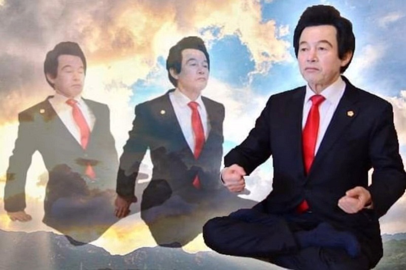 Bưc ảnh chế ông Heo Kyung-young bay lơ lửng trên không trung của Knet. Bưc ảnh chế ông Heo Kyung-young bay lơ lửng trên không trung của Knet.