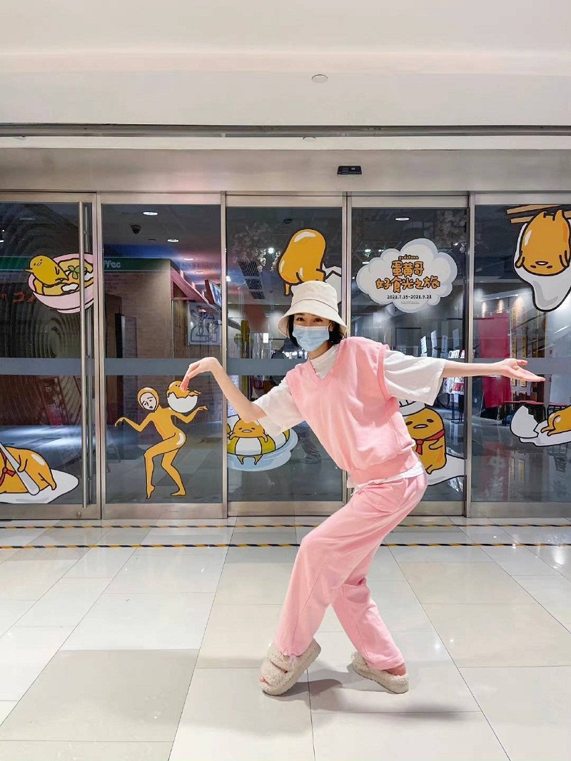 Đỉnh như Địch Lệ Nhiệt Ba mặc đồ bộ, tạo dáng 'ngồi bô' vẫn thời thượng 7