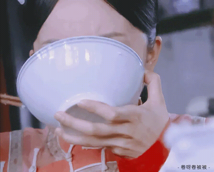 Đây là phân cảnh Dương Mịch ăn trong lúc đói khát. Tuy nét ăn nhồm nhoàm, chướng mắt nhưng netizen lại chú ý phần lớn đến đôi mắt của cô nàng. Thực sự đôi mắt mèo của Dương Mịch quá đẹp.