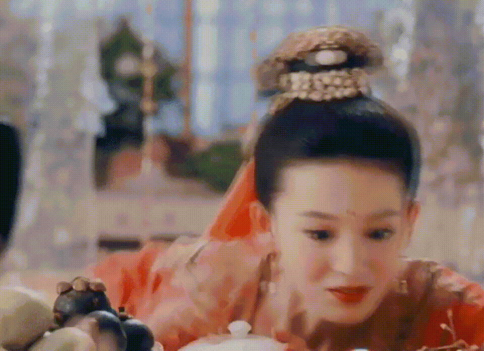 Cảnh ăn lí lắc đáng yêu của Trần Dao.