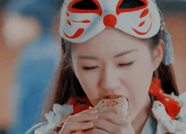 Cảnh ăn của Triệu Lộ Tư được fan hết lời khen dễ thương và đáng yêu. Sở hữu chiếc má phúng phính nên nhìn Lộ Tư khi ăn giống như một em bé vậy.