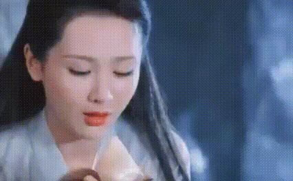 Để đóng được cảnh ăn bánh tro linh lực, Dương Tử đã phải ngốn đến 20 chiếc và kết thúc bằng một phát ợ. Chắc chắn fan Hương Mật Tựa Sương Khói nhớ rất rõ chi tiết này.