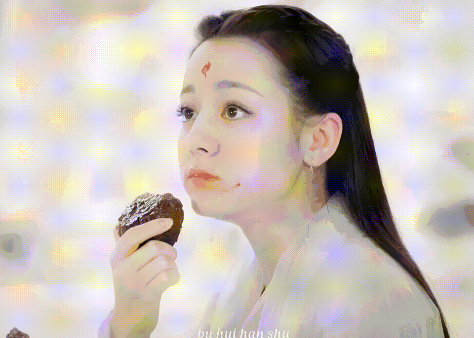 Đôi mắt mở to ngây thơ, miệng nhai ngấu nghiến nhưng Địch Lệ Nhiệt Ba vẫn đẹp kinh diễm.