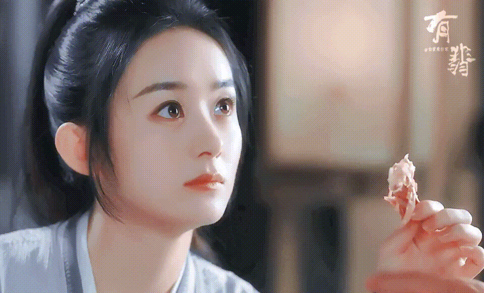 Mặt tròn phúc hậu, khuôn miệng nhỏ xinh, Triệu Lệ Dĩnh nổi tiếng là nữ minh tinh có nét diễn ăn vô cùng đáng yêu, kích thích người xem.