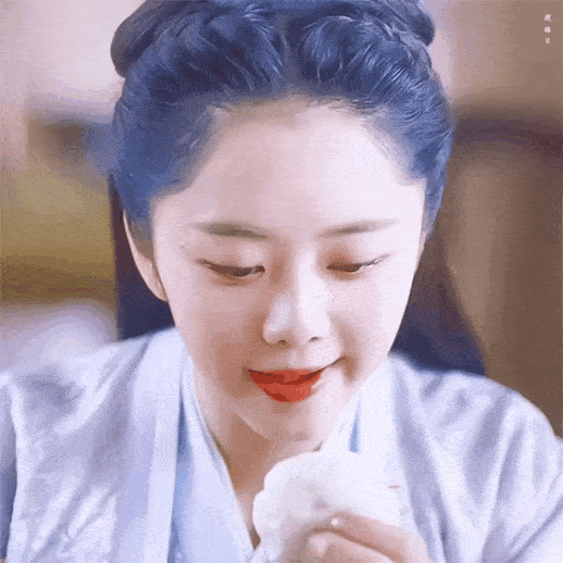 Nếu bàn về cảnh ăn trong Cẩm Y Chi Hạ thì kinh điển nhất là khi cô nàng Kim Hạ ăn trên thuyền. Còn ở phân cảnh này, Đàm Tùng Vận mới chỉ kịp hít hà chiếc bánh và đang chuẩn bị cho vào miệng thì bị 'Lục khó ở' giật mất.