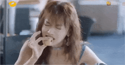 Cuối cùng, cảnh ăn khó coi nhất, gồng nhất, lố nhất chính là của Ngô Cẩn Ngôn. Nhìn cô nàng ăn mà khán giả cảm thấy tức ngực, khó thở thay. Thiết nghĩ người ta phải gồng để ăn sao cho điệu đà, từ tốn thì Ngô Cẩn Ngôn làm ngược lại, cố để ăn cho thật cường điệu. Mà điều gì quá cũng không tốt, đi ngược lại đám đông lại càng không hay.