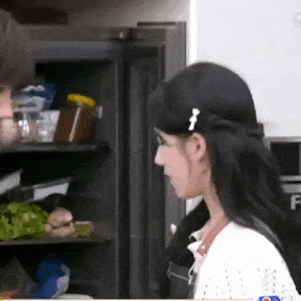 'Tiểu bạch thỏ' Triệu Lộ Tư trong khoảnh khắc 'ăn vụng' cực đáng yêu.