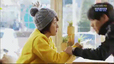 1. Secret Garden (Khu Vườn Bí Mật), 2010. Cảnh hôn của Hyun Bin và Ha Ji Won trong phim đã thu hút hàng trăm bản chế. Động tác liếm môi của Hyun Bin lãng mạn tới mức đây trở thành nụ hôn xu hướng nhất năm 2010.