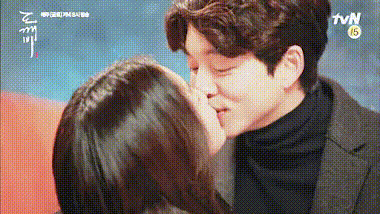 7. Guardian: The Lonely and Great God (Yêu Tinh), 2016: Trong bộ phim truyền hình ăn khách nhất năm 2016, Yêu Tinh, Kim Go Eun và Gong Yoo liên tục có những màn thể hiện tình cảm ngọt xỉu. Cảnh hôn đặc biệt này khiến khán giả muốn lao đến những quán rượu địa phương để thưởng thức rượu soju và cả những nụ hôn.