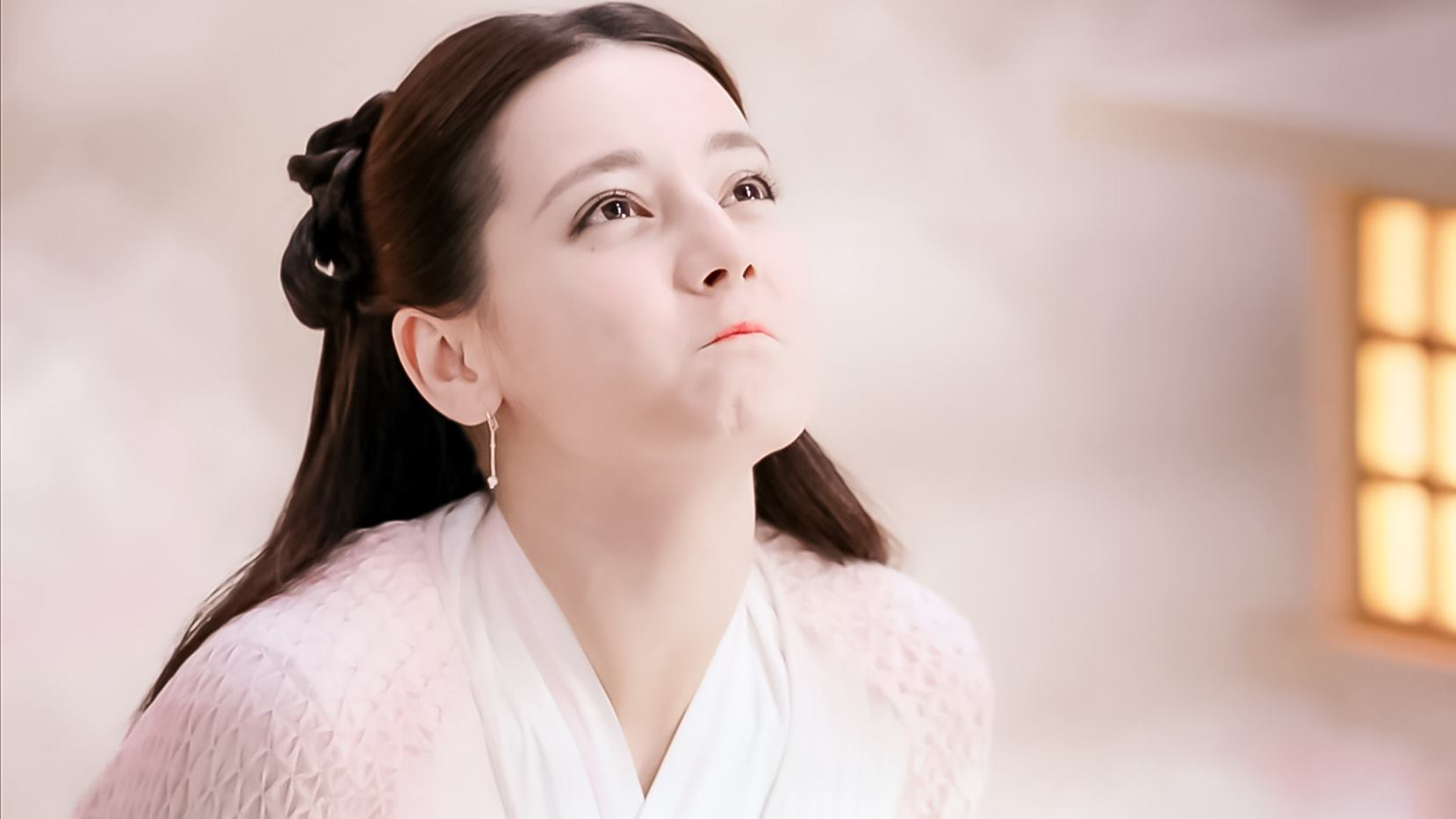 Dù kỹ năng diễn xuất còn nhận nhiều ý kiến trái chiều và thường được mọi người nhắc đến với hình tượng nữ cường, nhưng nhiều netizen công nhận Địch Lệ Nhiệt Ba khi diễn vai nhí nhảnh đáng yêu rất hợp. Trong Tam Sinh Tam Thế Thập Lý Đào Hoa, Nhiệt Ba hóa thân thành một Bạch Phượng Cửu đáng yêu, hoạt bát rất tốt.