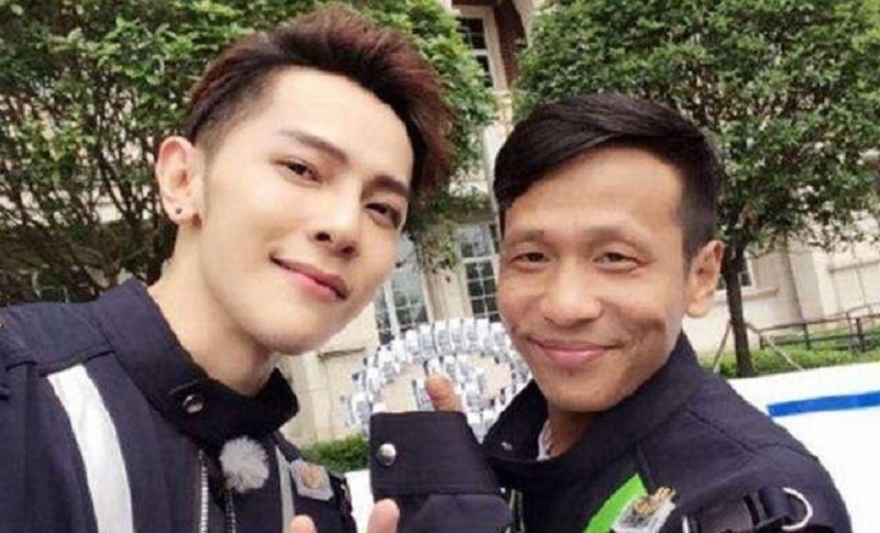 Nhìn bức ảnh Uông Đông Thành và Tống Tiểu Bảo này ai nghĩ họ bằng tuổi nhau, những tưởng đã qua 2 thế hệ. Tuy nhiên, khi xem hình ảnh tụ tập bạn bè của các ngôi sao dưới đây mới thấu nỗi khổ khi bạn học cùng người nổi tiếng.