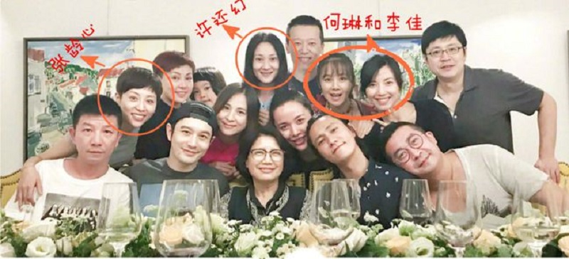 Mọi người đều biết Triệu Vy, Huỳnh Hiểu Minh và Trần Khôn là bạn cùng lớp đại học. Trong bức ảnh này, Trần Khôn và Huỳnh Hiểu Minh khá nổi bật nhưng ai cũng dễ dàng nhận ra Trần Khôn trông trẻ nhất. Có vẻ như anh là người nhỏ tuổi nhất trong lớp.