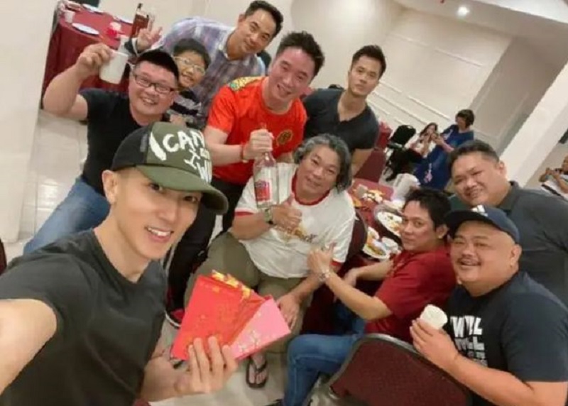 Bức ảnh Ngô Tôn và các bạn học tụ họp sau khi được anh đăng tải lên trang cá nhân đã khiến netizen kinh ngạc. Nam diễn viên và các bạn đứng cạnh nhau chẳng khác gì chú cháu. Ngô Tôn sinh năm 1979, đến nay đã 41 tuổi nhưng nhìn khuôn mặt trẻ trung của anh thì nhiều người vẫn ngỡ đôi mươi.