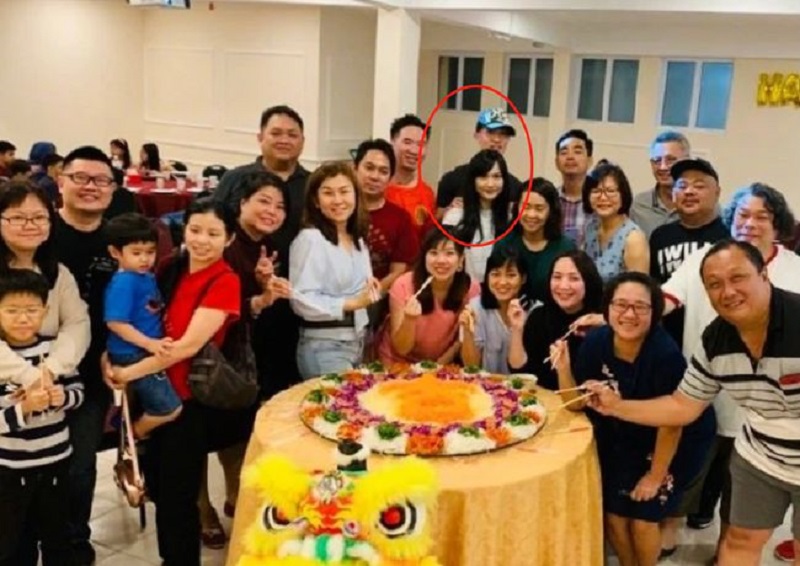 Vợ Ngô Tôn trông đứng tuổi hơn chồng một chút nhưng vẫn trẻ hơn rất nhiều so với bạn bè đồng trang lứa.