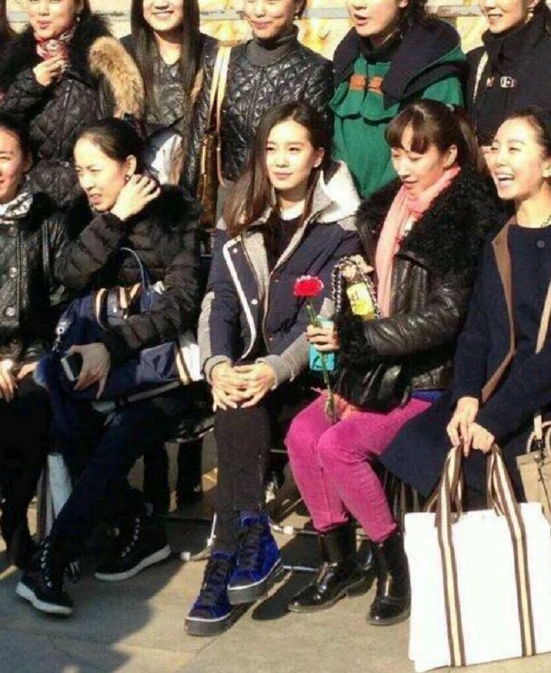 Ngồi giữa một nhóm phụ nữ khoảng 30 tuổi, Lưu Thi Thi trông giống như một nữ sinh cấp 3. Nếu nhìn kỹ hơn, thì trông cô cũng chỉ cỡ sinh viên đại học, chưa hề thấy dấu hiệu tuổi tác.