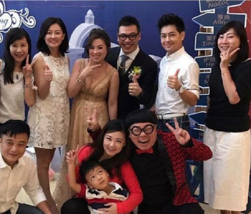 Lâm Chí Dĩnh được mệnh danh là mỹ nam không tuổi bởi nhan sắc của anh không thay đổi quá nhiều theo năm tháng. Tuy nhiên, khi đứng cùng một nhóm người trung tuổi, chúng ta vẫn không thấy mâu thuẫn nhan sắc quá nhiều giữa Lâm Chí Dĩnh và họ. Nhiều netizen đặt câu hỏi vấn đề nằm ở đâu? Có lẽ Lâm Chí Dĩnh giờ không còn nổi tiếng như xưa, hơi thở đàn ông trưởng thành khiến anh ấy bớt non trẻ.