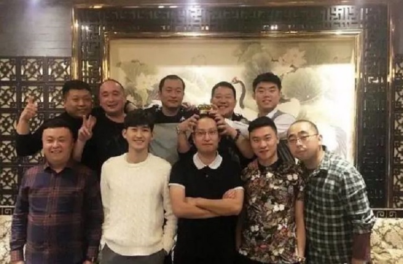 Đứng cùng các bạn học của mình, Trương Hàn đích thực là nam thần không tuổi. Khuôn mặt của anh trẻ hơn những người xung quanh tới hơn chục tuổi và dường như không có sự thay đổi nhiều theo năm tháng. Nếu nói Trương Hàn là 'tiểu thịt tươi' thì không đúng, bởi anh ấy chững chạc hơn. Nhưng khi so sánh với những anh bạn hói đầu xung quanh, Trương Hàn rõ ràng là một anh chàng đẹp trai.