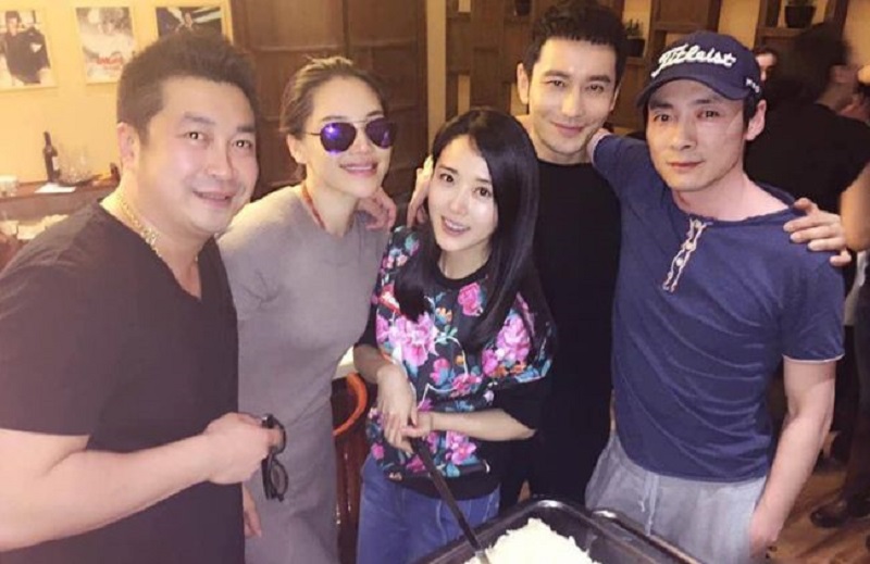 Khoảng khách nhan sắc giữa Huỳnh Hiểu Minh và các bạn đồng trang lứa không quá lớn. Có thể nói Huỳnh Hiểu Minh là một trong những nam thần sở hữu vẻ đẹp nam tính, mạnh mẽ của Cbiz. Tuy nhiên, anh ấy không phải kiểu mỹ nam không tuổi.