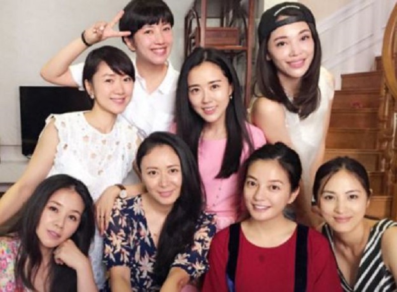 Triệu Vy có lẽ là minh tinh đặc biệt bởi khi đứng cùng các bạn học, cô không có sự cách biệt tuổi tác Có thể do Triệu Vy ăn mặc xuề xòa trong bức ảnh này nên không tạo cảm giác tương phản.