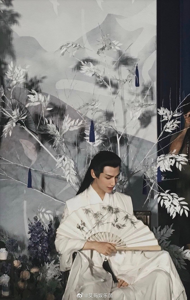 Bức ảnh nhanh chóng đưa La Vân Hi vào top mỹ nam cổ trang múa quạt đẹp bậc nhất. Sống mũi thẳng tắp có thể chơi cầu trượt của anh chàng khiến trái tim fangirl thổn thức.