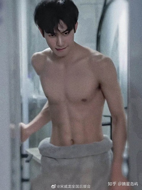 Mặc dù cơ bắp không thuộc diện bự con nhưng Tống Uy Long lại có hàng cơ số 11 rất ấn tượng. Nếu chăm chỉ tập luyện hơn nữa, với khung xương này, Tống Uy Long ắt hẳn sẽ có một body tuyệt phẩm.