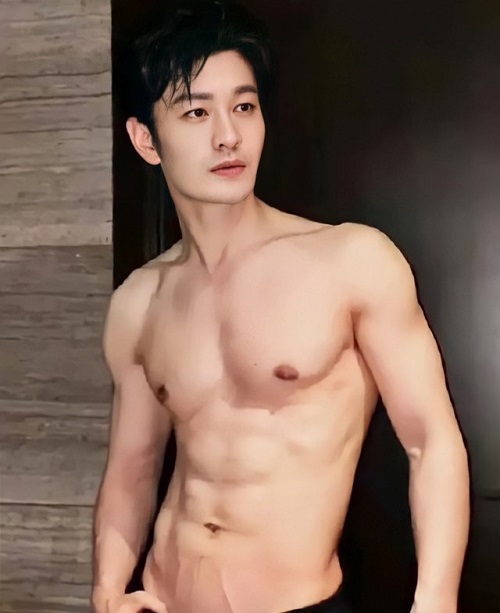 Dù ngoại hình phập phù, lúc gầy, lúc béo nhưng body Huỳnh Hiểu Minh thì lúc nào cũng 'mlem' như thế này.