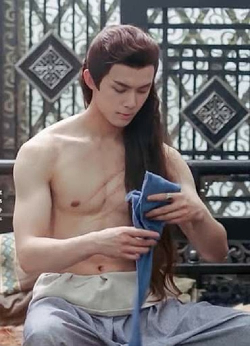 Ngô Lỗi là minh chứng cho câu nói mặt học sinh nhưng body phụ huynh. Chàng trai trẻ ngày càng trưởng thành trong mắt fan. Một số netizen đánh giá Ngô Lỗi may mắn được trời phú cho khung xương đẹp, cơ bắp đẹp nên body quá xịn sò.