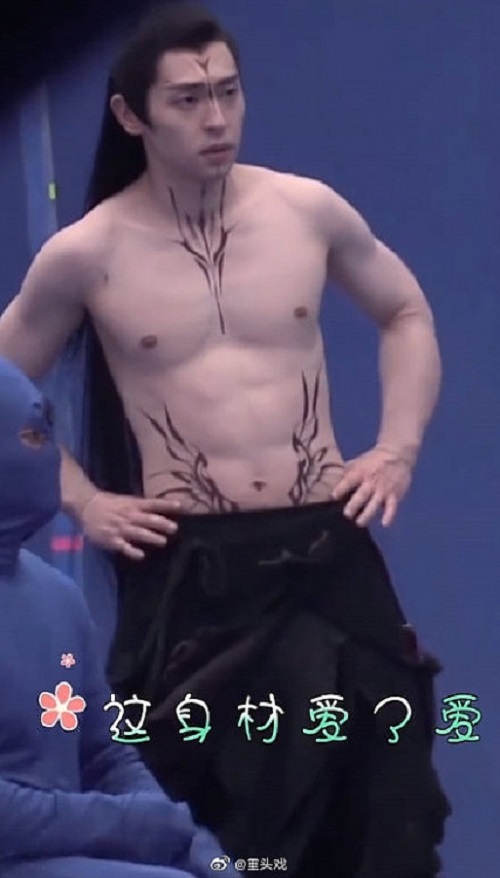 Đặng Luân gây thương nhớ bởi nụ cười rạng rỡ, gương mặt điển trai và tất nhiên là cả body cực phẩm như thế này. Tuy nhiên, fan Đặng Luân có lẽ yêu nhất chính là đôi bàn tay búp chuối múp míp của anh chàng.