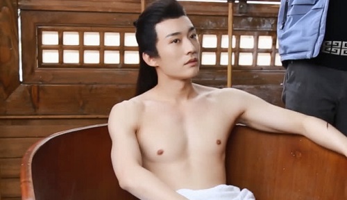 Trong khi các nam thần khác chia múi đều tăm tắp, nổi cuồn cuộn thì Lưu Học Nghĩa chỉ có chúp cơ bắp sương sương. Anh rất hợp nhãn những chị em có gu múi nhẹ nhàng.