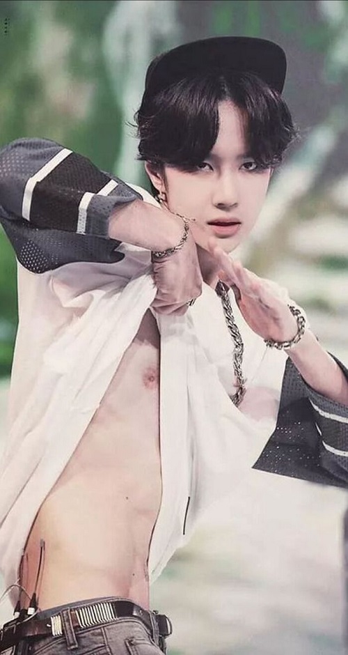 Hình ảnh khoe múi hiếm hoi của Vương Nhất Bác khiến fangirl 'xịt máu mũi'. Nhìn mặt tiểu thịt tươi vậy thôi chứ body của Nhất Bác rất đáng gườm.