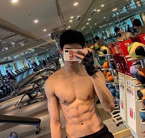 Body Cung Tuấn cũng khiến các chị em tranh nhau nhận làm chồng. Múi nào cũng cuộn cuộn, thơm nức mũi. Đặc biệt, vòng eo của Cung Tuấn trông thoáng mắt vô cùng.