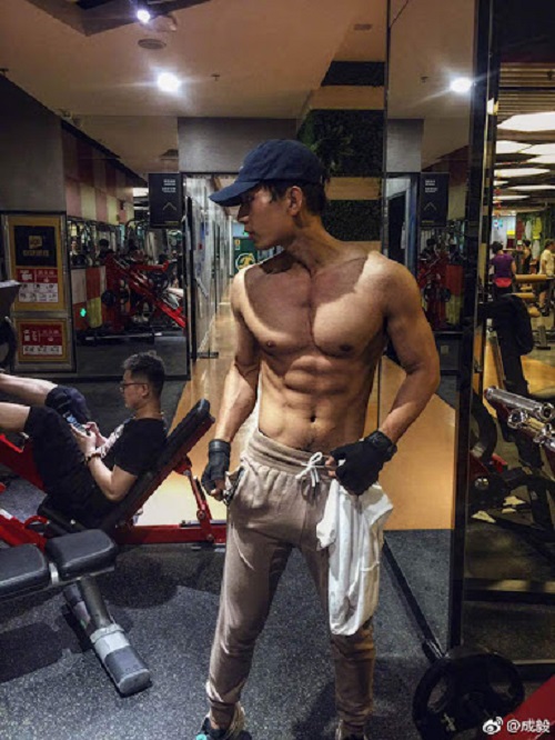 Thành Nghị khi mặc quần áo nhìn gầy nhom, nhưng đến lúc thoát ra lại cực phẩm tới nhường này. Anh là hiện thân cho câu nói 'Bên ngoài cảnh vật hoang sơ, bên trong nội thất tiện nghi bất ngờ'.