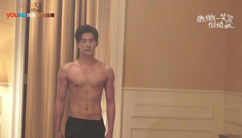 Đừng nhìn Dương Dương đẹp trai kiểu thư sinh mà nghĩ anh ấy không có múi. Đằng sau vẻ đẹp manh manh ấy là một body vô cùng rắn chắc. Tuy nhiên, so với các nam thần khác thì Dương Dương hơi “lép”.