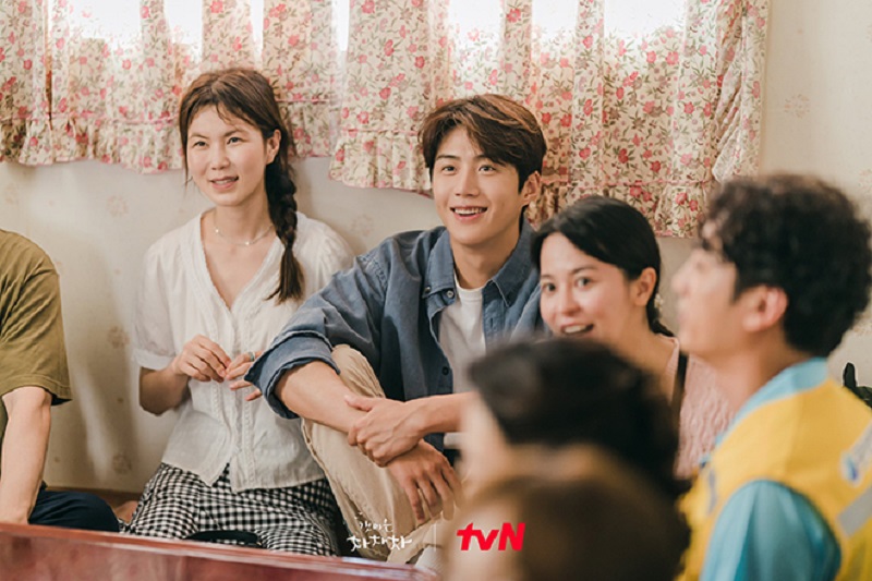 Fan cuồng Hometown Cha-Cha-Cha đang khiến đoàn phim 'nhức đầu' vì cố mò vào nhà Hye Jin và Doo Sik - Ảnh 3 Fan cuồng Hometown Cha-Cha-Cha đang khiến đoàn phim 'nhức đầu' vì cố mò vào nhà Hye Jin và Doo Sik - Ảnh 3