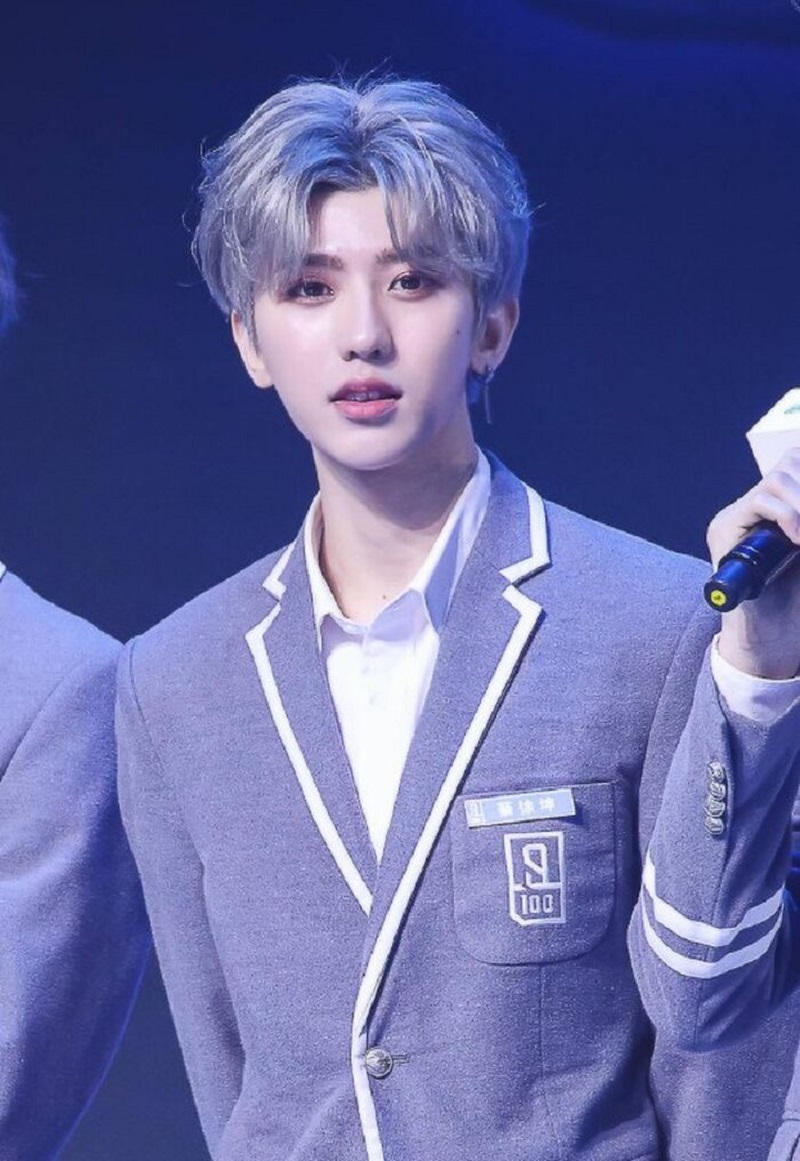 Thái Từ Khôn sinh ngày 2/8/1998, là một nam ca sĩ, rapper, nhạc sĩ, nhà sản xuất âm nhạc, DJ. Anh nổi bật sau chương trình sống còn tuyển chọn nhóm nhạc nam Idol Producer và ra mắt trong nhóm nhạc Nine Percent.