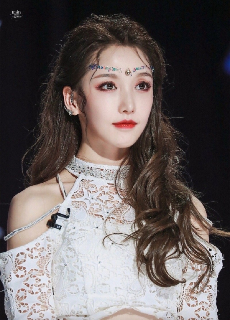 Khương Trinh Vũ sinh ngày 30/12/1996 tại Côn Minh, Vân Nam. Cô từng tham gia chương trình Sáng Tạo Doanh 2020 của Tencent Video nhưng sau đó bị thương và phải rời đi để điều trị.