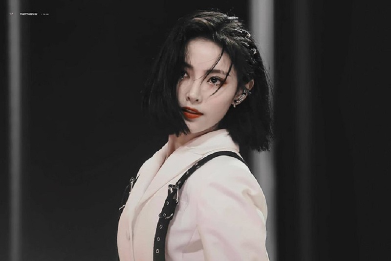 Hứa Giai Kỳ sinh ngày 27/8/1995, là nữ ca sĩ của nhóm nhạc thần tượng SNH48. Hứa Giai Kỳ từng tham gia cuộc thi tuyển chọn thực tập sinh của SM nhưng sau đó không rời Trung Quốc. Đến năm 2012, cô thông qua tuyển chọn thế hệ thứ nhất của SNH48.