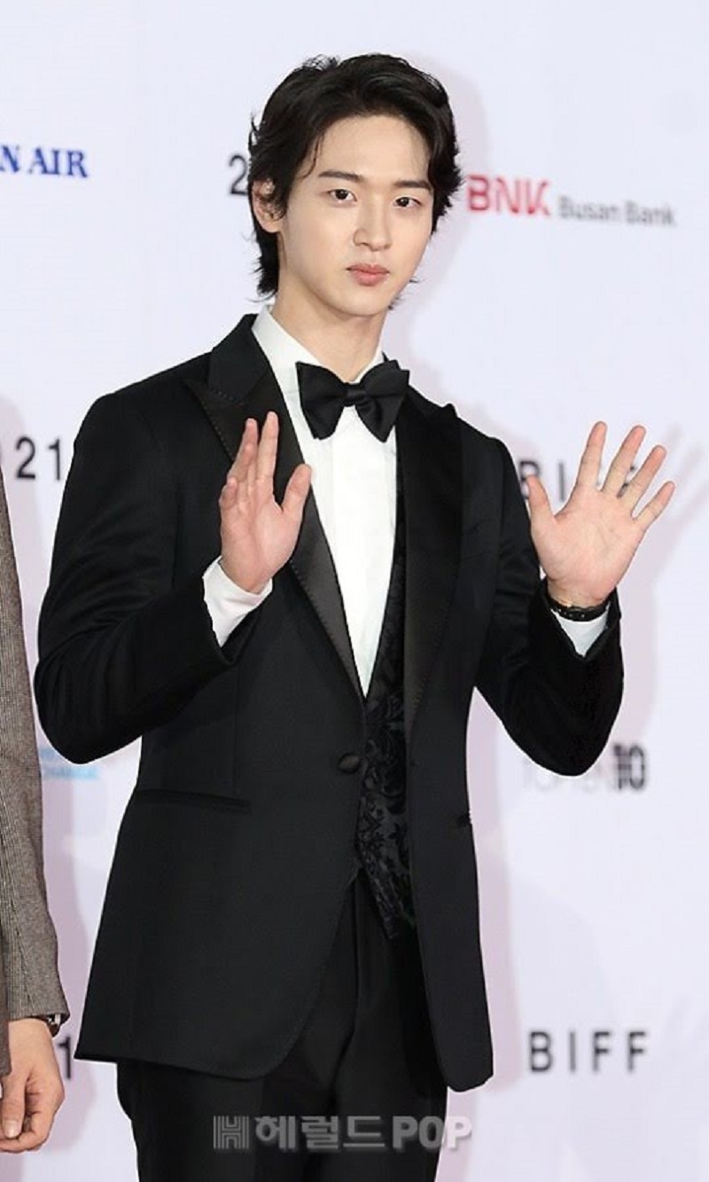 Jang Dong Yoon khi mặc vest đen truyền thống trông vô cùng bảnh bao.